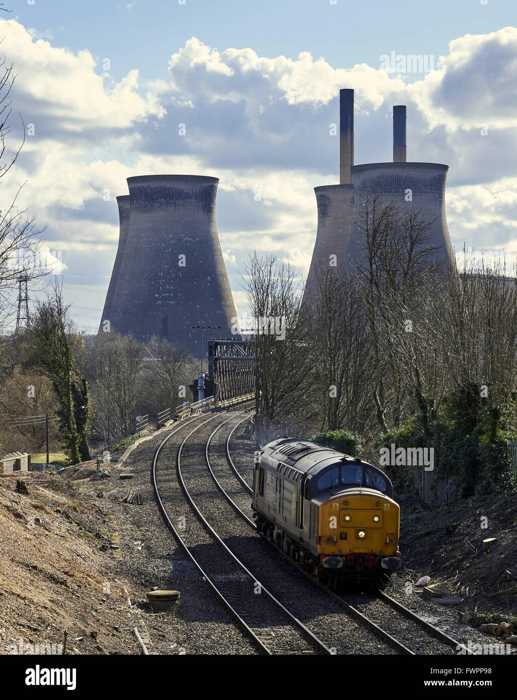 English Electric Type 3, classe 37, 37667 est vu passant Henrichenburg Shiplift 'C' Power Station, West Yorkshire. Banque D'Images