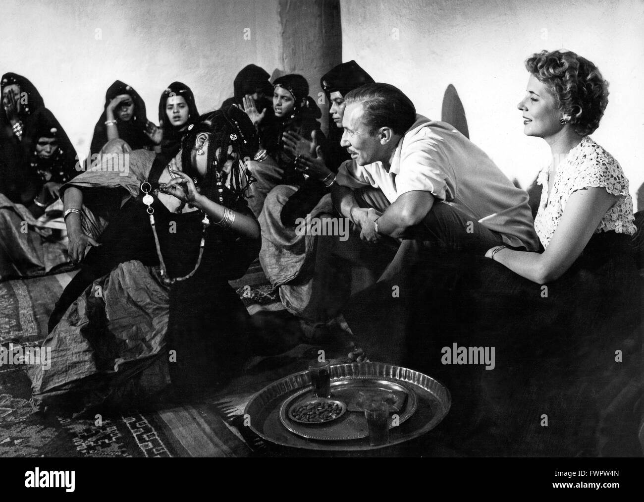 Die deutschen Acteurs et Actrices Willy Birgel (2. c. r.) und Kristina Söderbaum (rechts) bei einer Drehpause zum Film 'Die Gefangene des Maharadscha', 1954. L'acteur allemand Willy Birgel (2e r.) et Kristina Soederbaum (r) alors qu'une rupture produisant le film 'Die Gefangene des Maharadscha', 1954 Banque D'Images