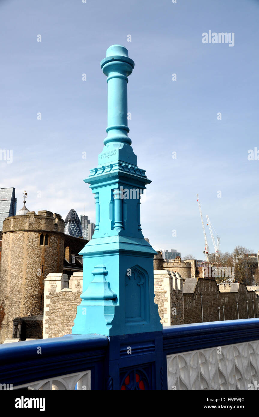 Cheminée sur Tower Bridge Banque D'Images