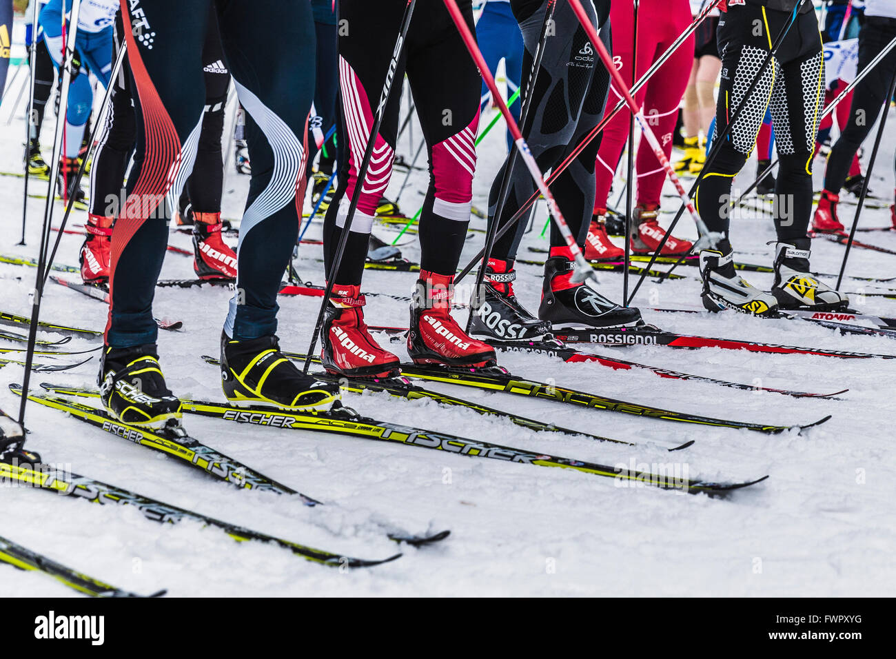 Kyshtym, Russie - le 26 mars 2016 : groupe de skieurs d'athlètes sur la ligne de départ pendant le championnat de ski de fond Banque D'Images