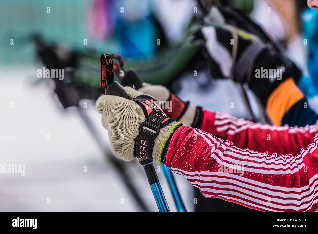 Kyshtym, Russie - le 26 mars 2016 : départ en masse de skieurs athlètes, libre des mains et bâtons de ski au cours de ski de fond Banque D'Images