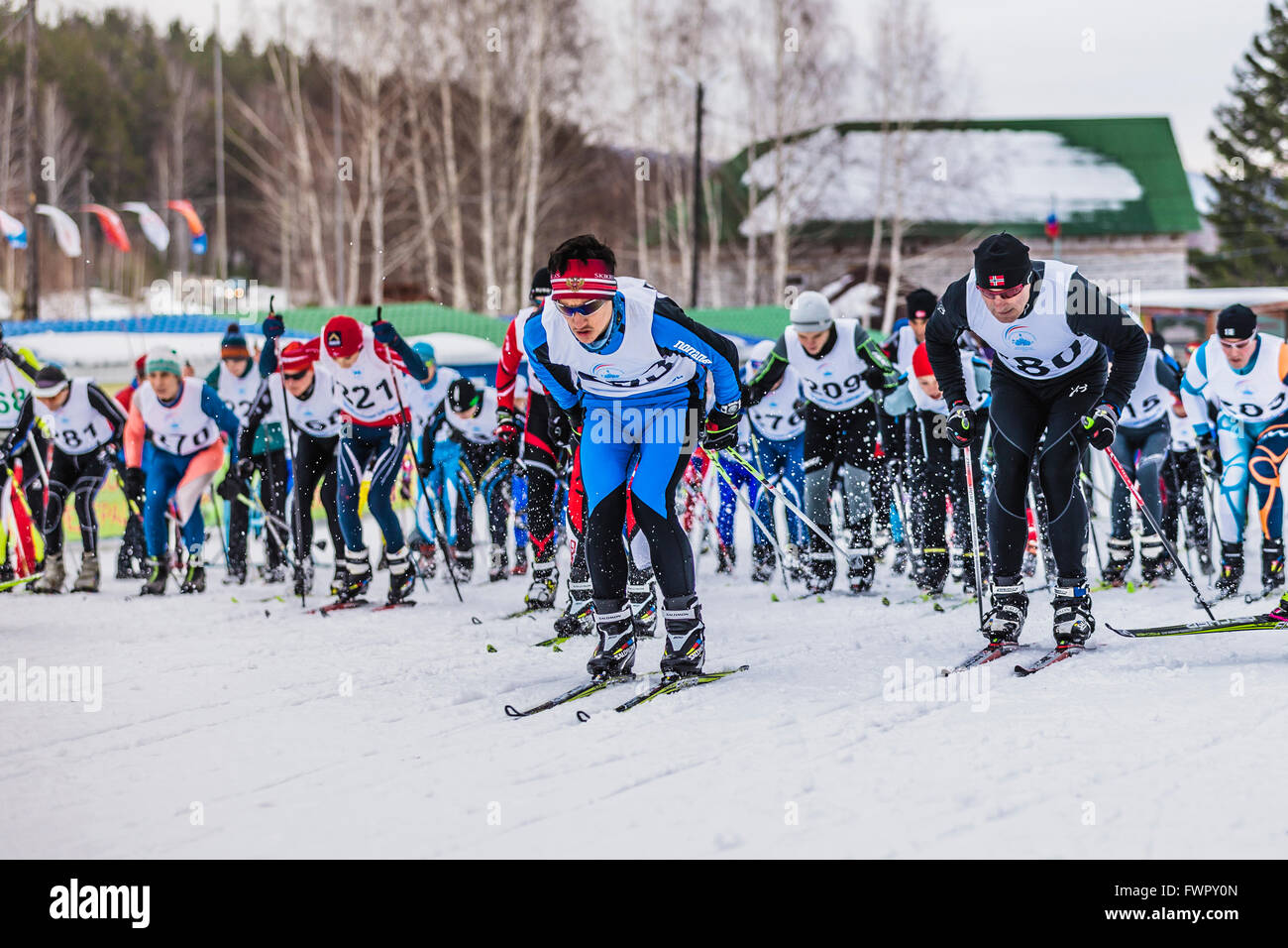 Kyshtym, Russie - le 26 mars 2016 : départ en masse de skieurs athlètes à distance marathon Championnat de ski de fond Banque D'Images