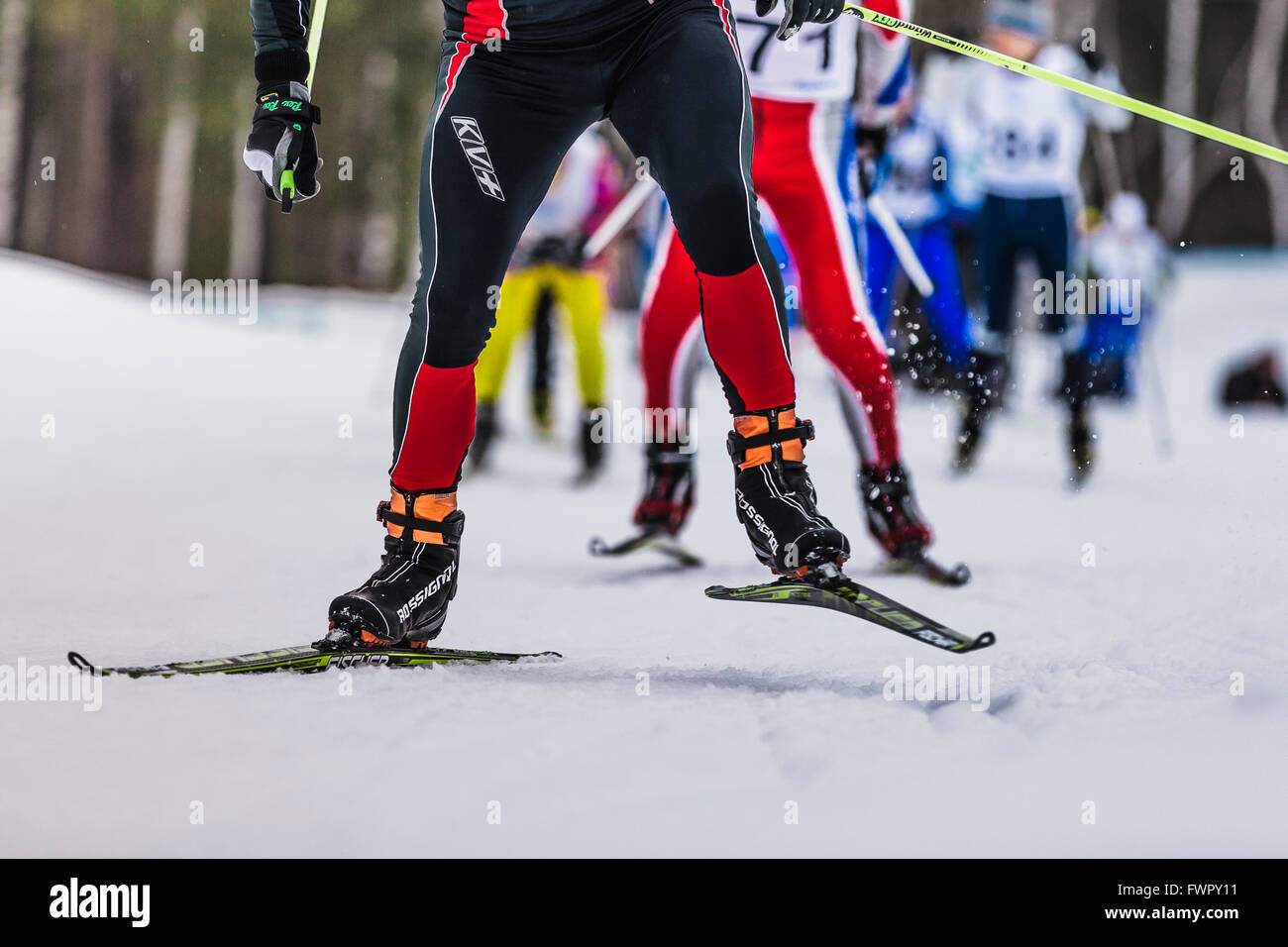Kyshtym, Russie - le 26 mars 2016 : groupe de skieurs de randonnée durant le championnat de ski de fond Banque D'Images