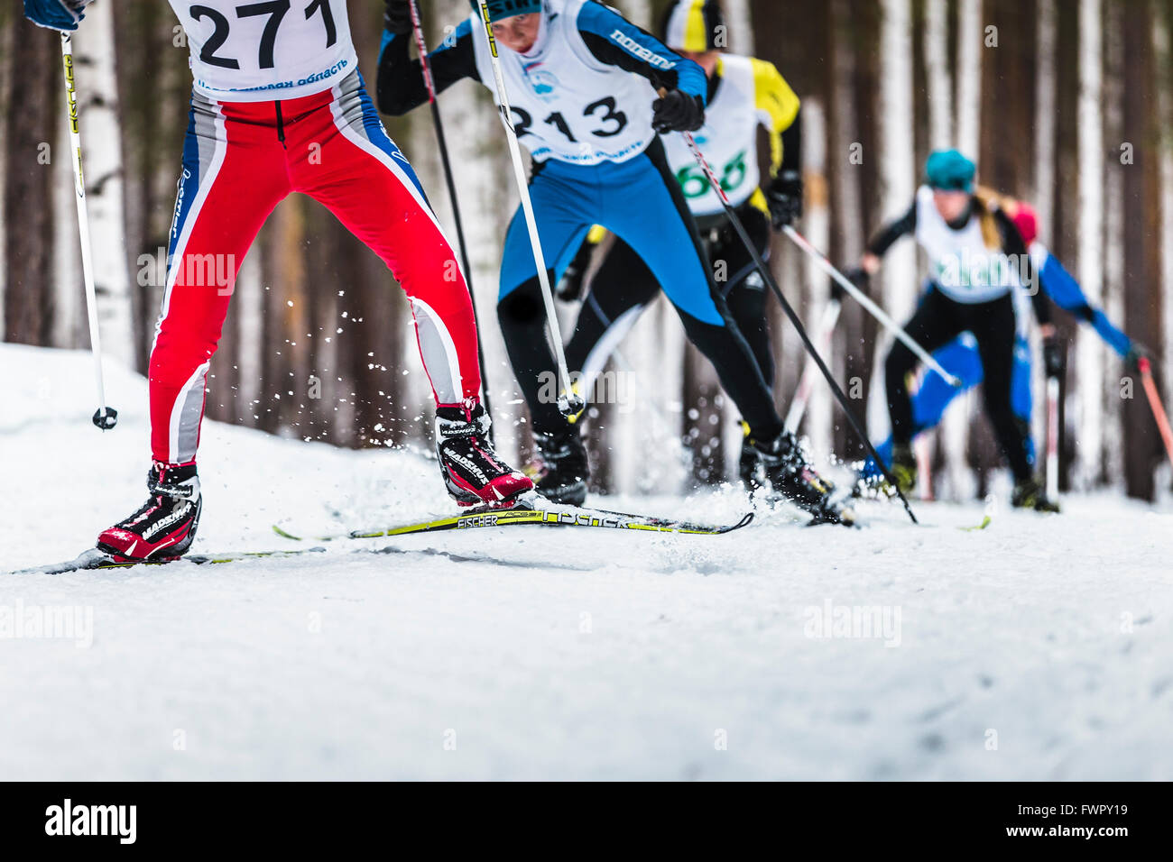 Kyshtym, Russie - le 26 mars 2016 : groupe de skieurs masculins montée pendant le championnat de ski de fond Banque D'Images