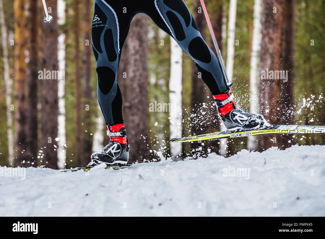 Kyshtym, Russie - le 26 mars 2016 : les hommes de pieds de neige skieur de pulvérisations au cours de ski sous le championnat de ski de fond Banque D'Images
