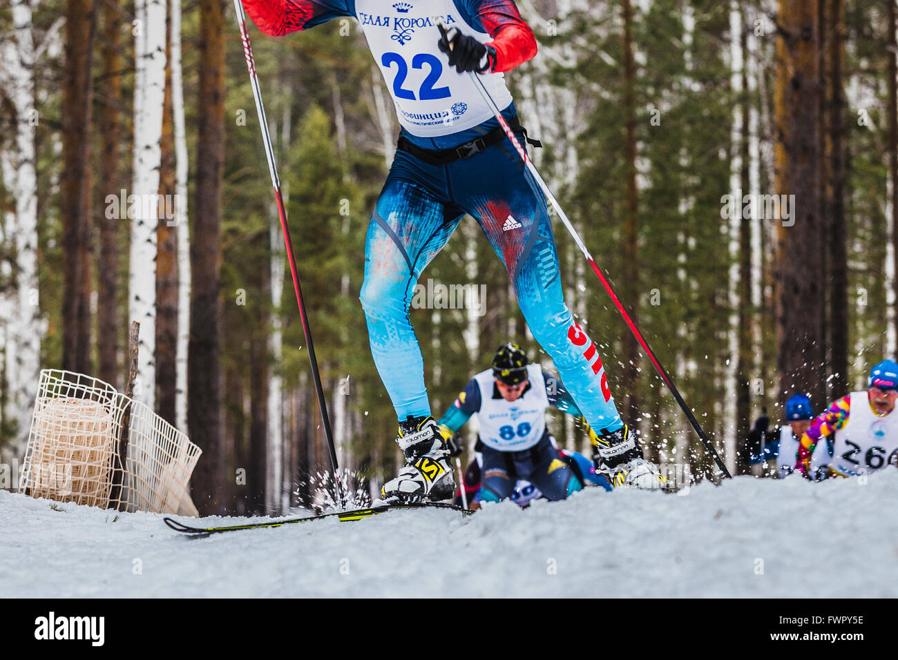Kyshtym, Russie - le 26 mars 2016 : groupe de skieurs athlètes masculins jusqu'au cours de la montagne championnat sur le ski de fond Banque D'Images