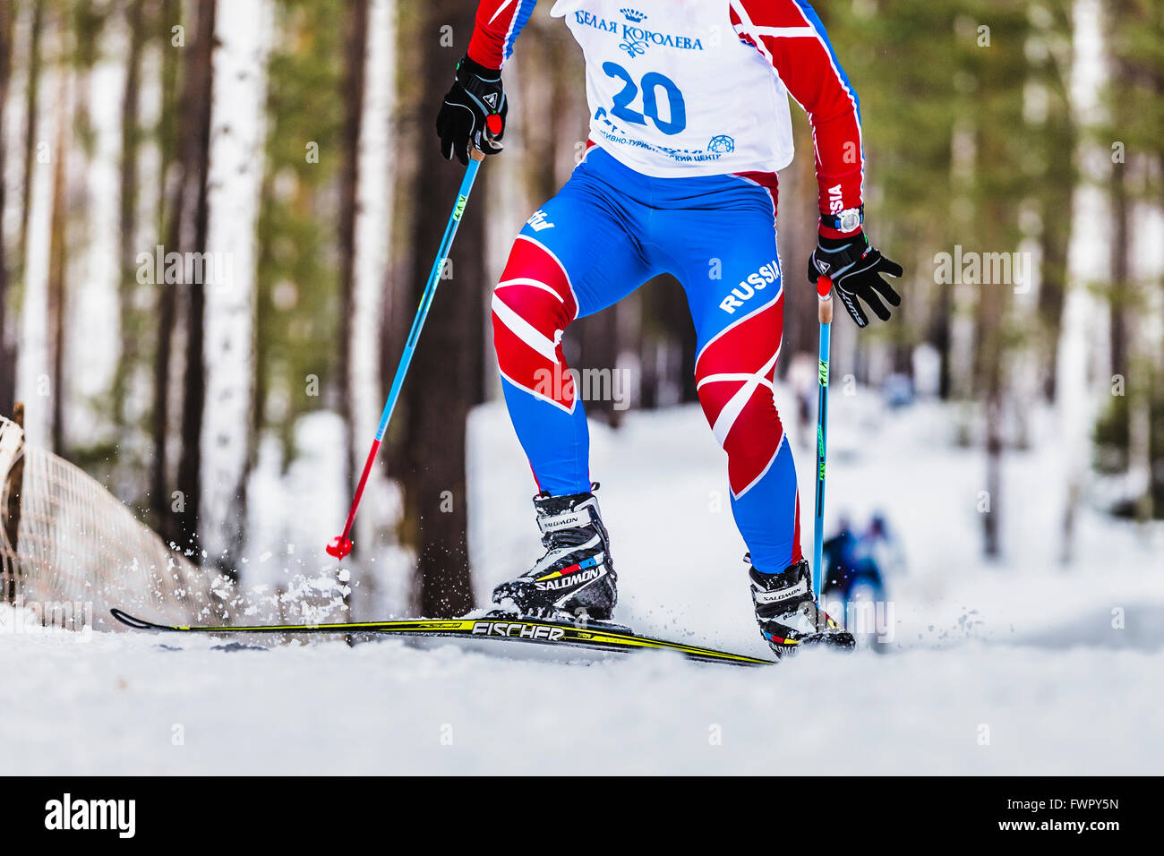 Kyshtym, Russie - le 26 mars 2016 : les hommes de l'athlète au cours de la montagne jusqu'au championnat de ski de fond Banque D'Images