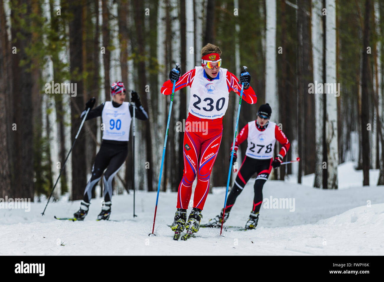 Kyshtym, Russie - le 26 mars 2016 : groupe skieurs athlètes masculins en marche à travers les bois pendant le championnat de ski de fond Banque D'Images