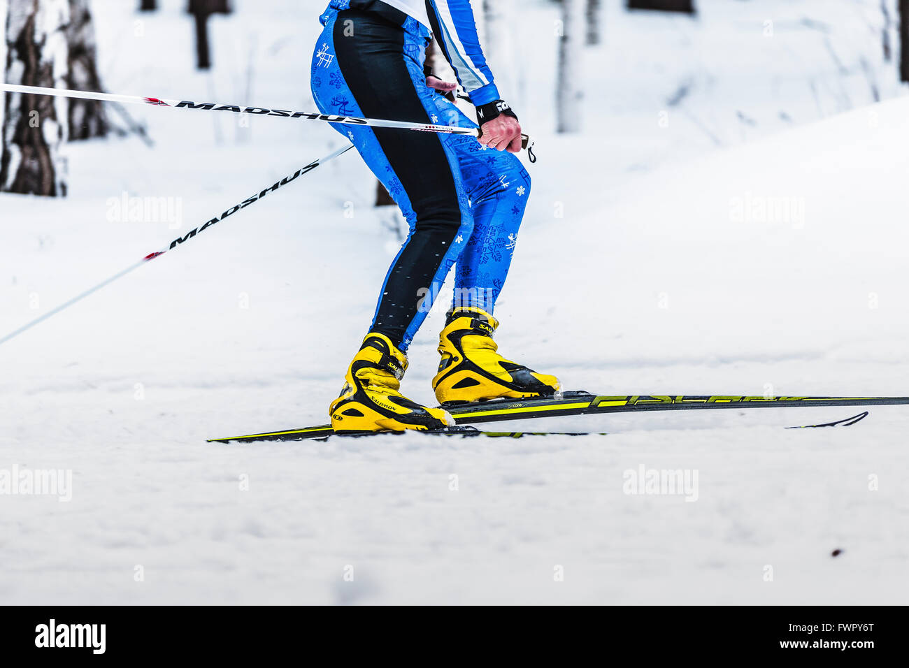 Kyshtym, Russie - le 26 mars 2016 : Les athlètes masculins en marche sur la voie de côté pendant le championnat de ski de fond Banque D'Images