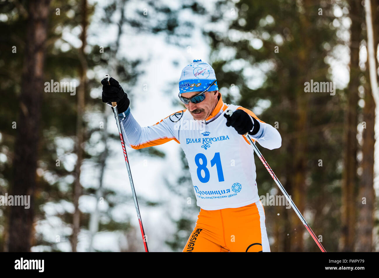 Kyshtym, Russie - le 26 mars 2016 : vieux hommes skieur passant par woodsl au cours de championnat sur le ski de fond Banque D'Images