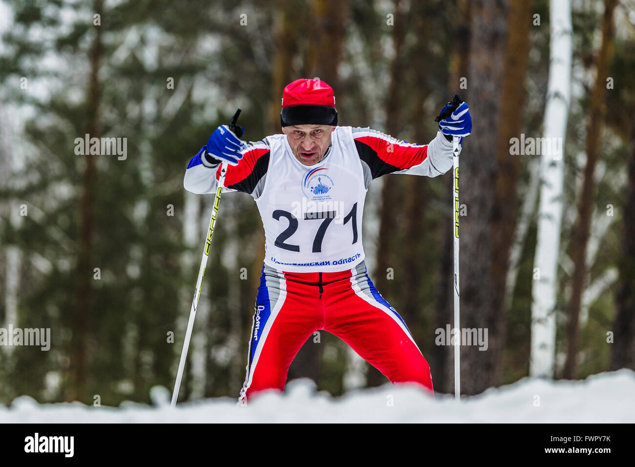 Kyshtym, Russie - le 26 mars 2016 : Ancien athlète skieur exécute les hommes à travers les bois pendant le championnat de ski de fond Banque D'Images