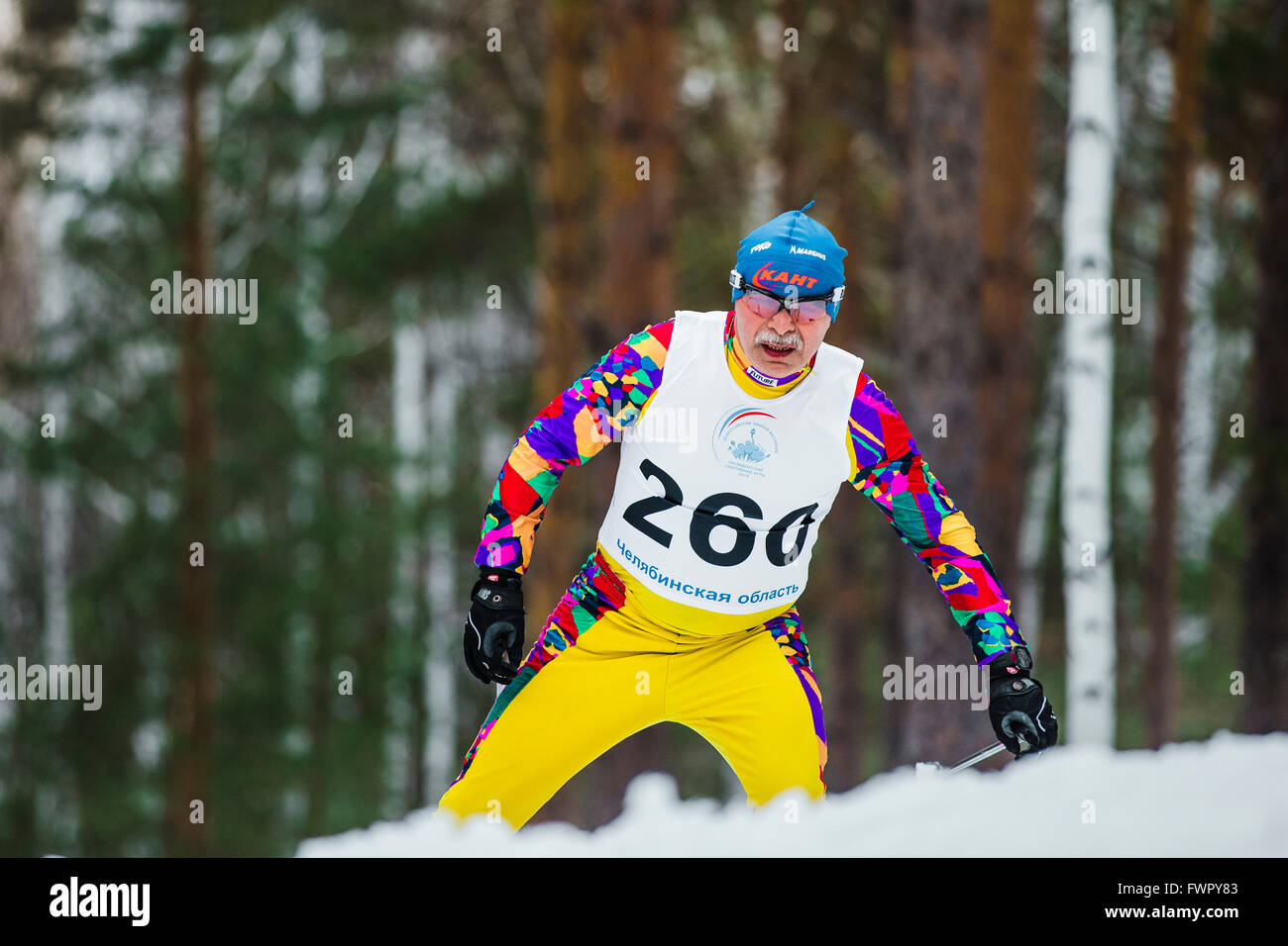 Kyshtym, Russie - le 26 mars 2016 : Ancien athlète skieur de montagne lors d'hommes championnat sur le ski de fond Banque D'Images
