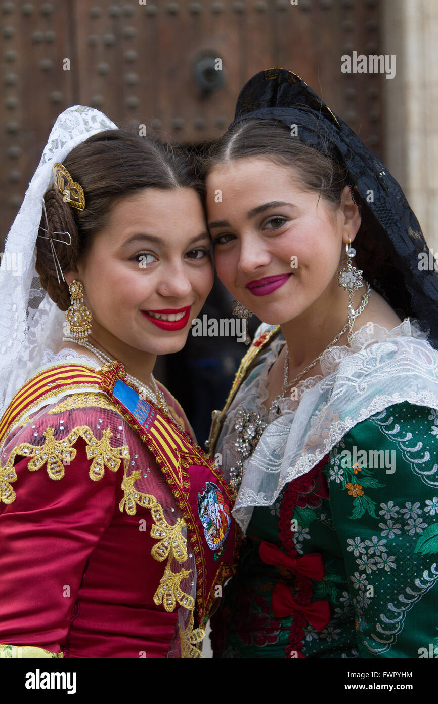Les jeunes filles en costumes traditionnels Valencia Espagne Banque D'Images