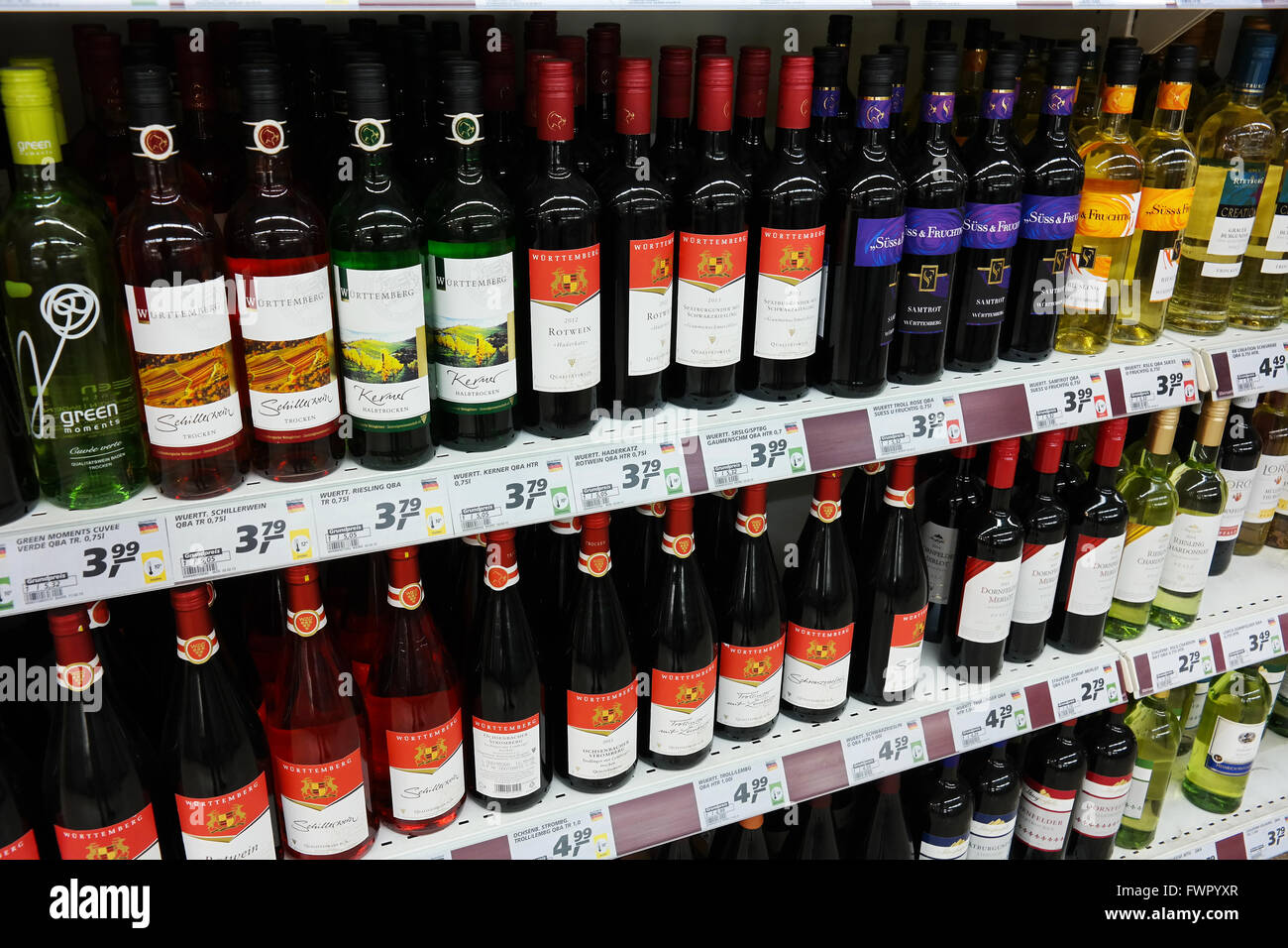 Allée des vins allemands dans un supermarché. Banque D'Images