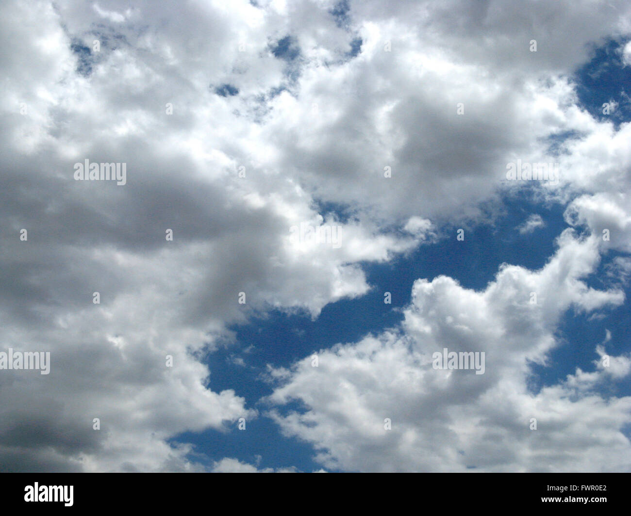 Les nuages blancs sur fond de ciel bleu Banque D'Images