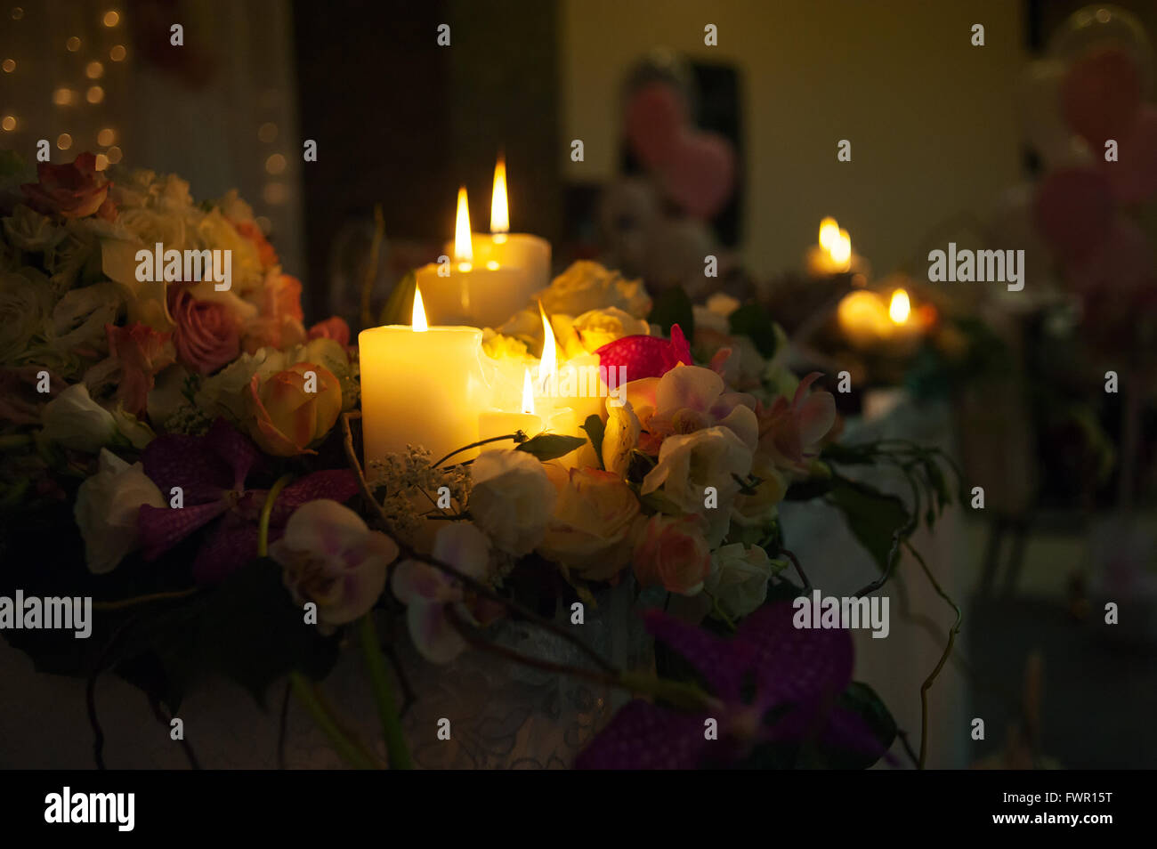 Des bougies allumées sur une table de mariage mariée et le marié Banque D'Images