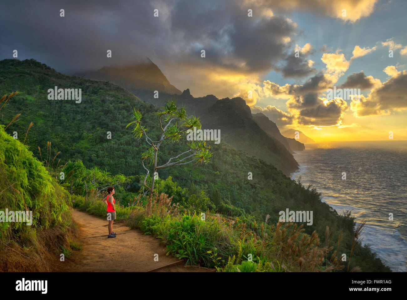 USA, Hawaii, Kauai, Hanalei, côte de Na Pali, Kalalau Trail randonnée femme, au coucher du soleil Banque D'Images
