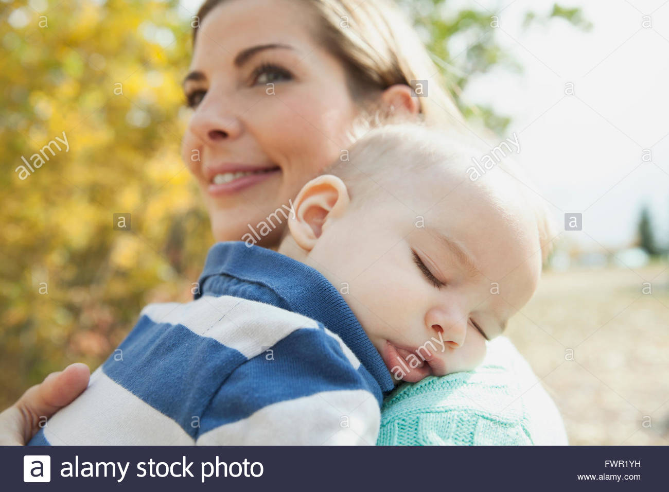 Bébé garçon endormi sur l'épaule de mères Banque D'Images