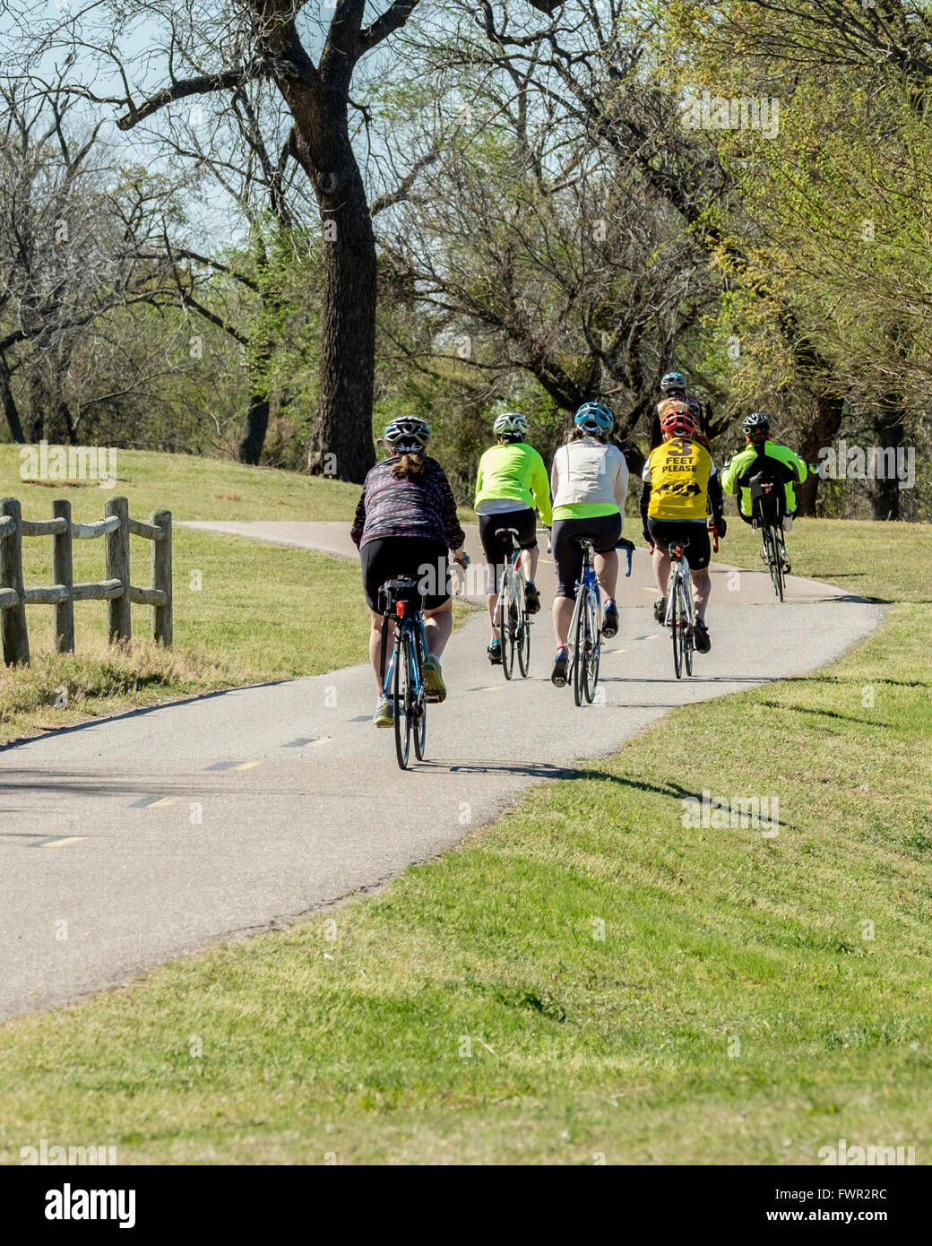 Un groupe de personnes à vélo sur les sentiers du lac Overholser, Oklahoma City, Oklahoma, USA. Banque D'Images