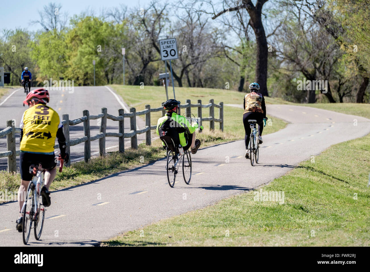 Deux hommes et une femme sur les sentiers de vélo à Oklahoma City, Oklahoma, USA. Banque D'Images