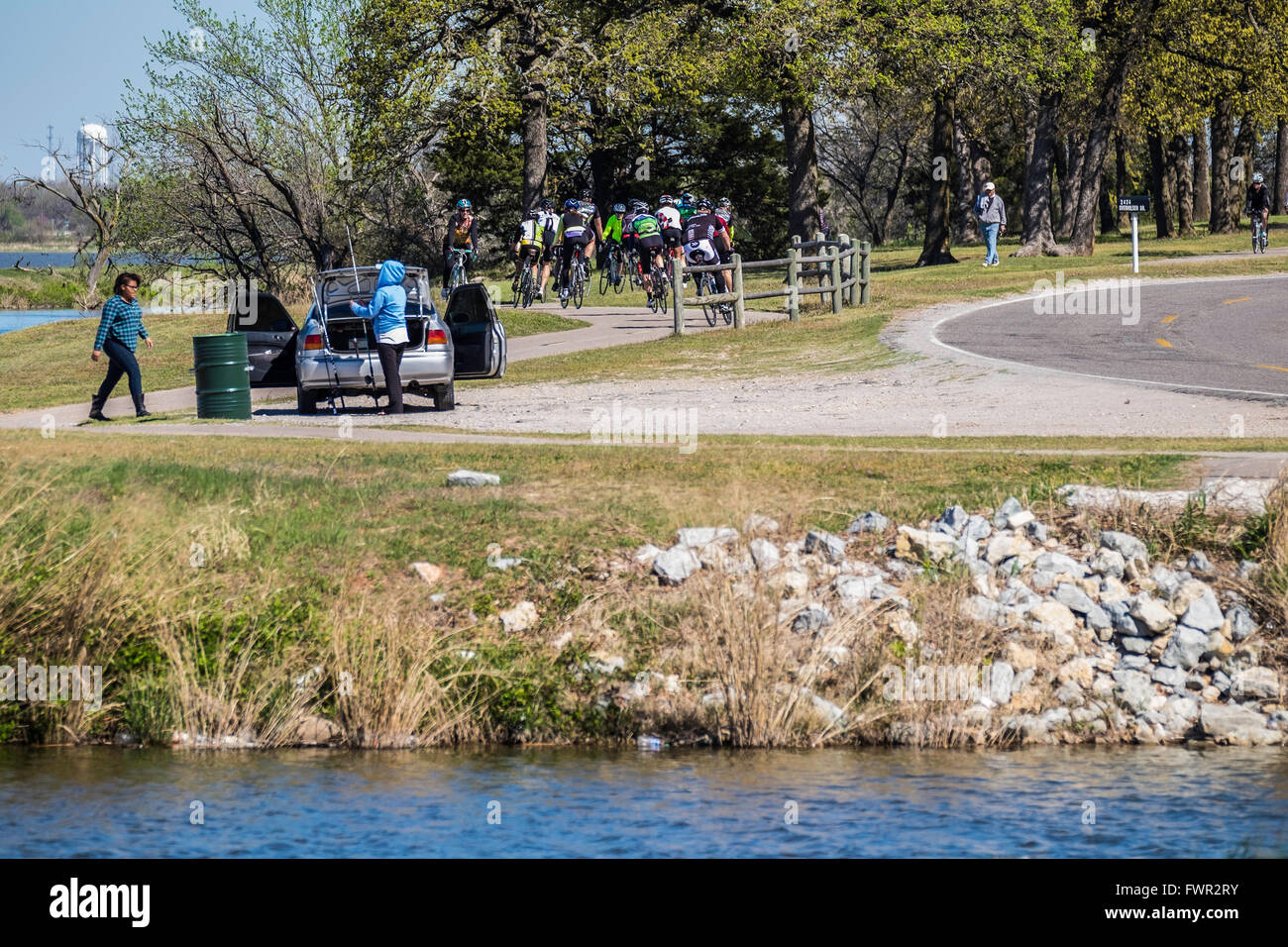 Beaucoup de gens de la bicyclette et la préparation au poisson un jour de printemps sur les sentiers du lac Overholser à Oklahoma City, Oklahoma, USA. Banque D'Images
