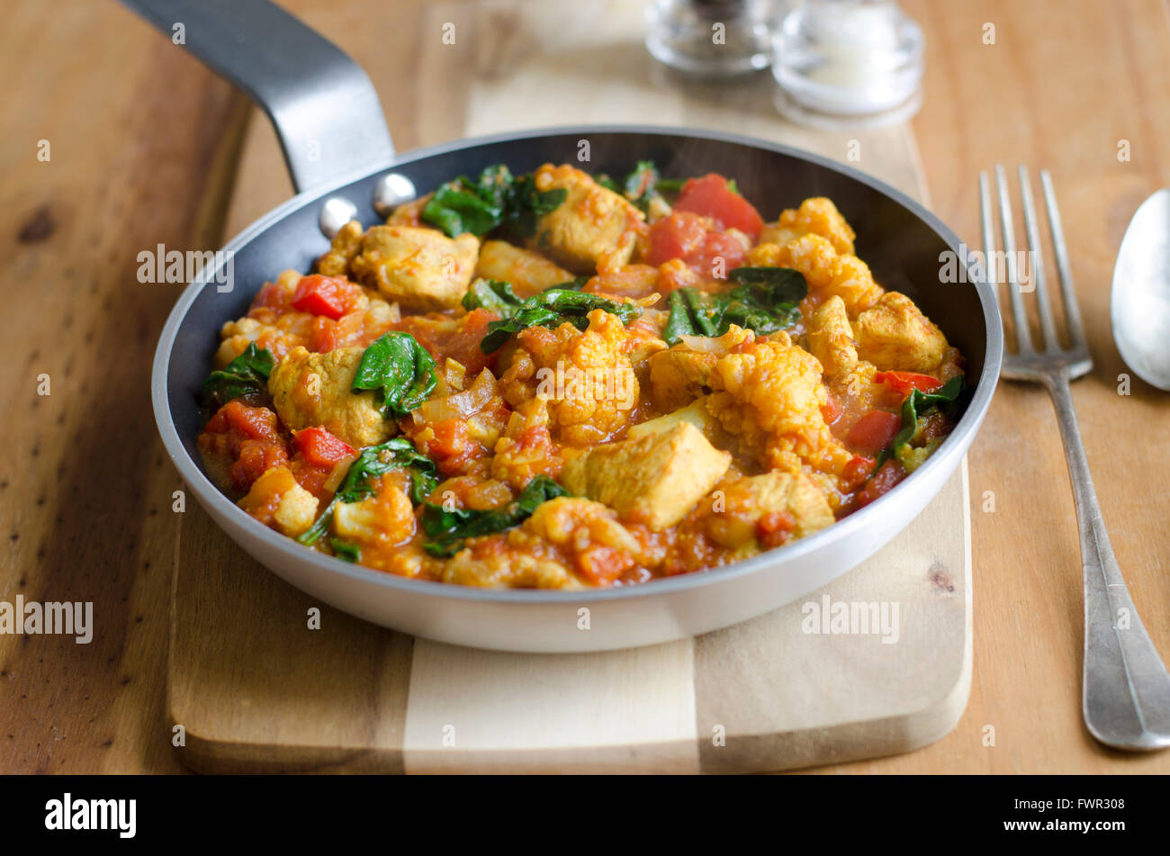 Curry de chou-fleur et poulet Banque D'Images