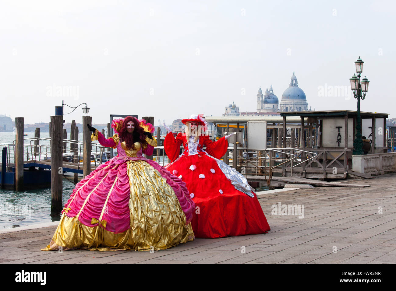 Deux dames dans un carnaval vénitien traditionnel robe et masques, à Piazza San Marco. Banque D'Images