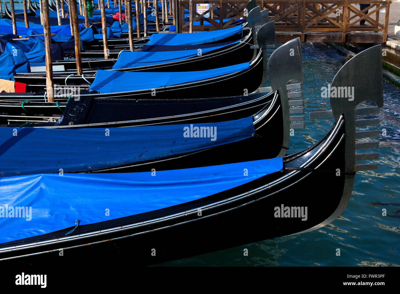 Gondole traditionnelle sur un canal de Venise Banque D'Images