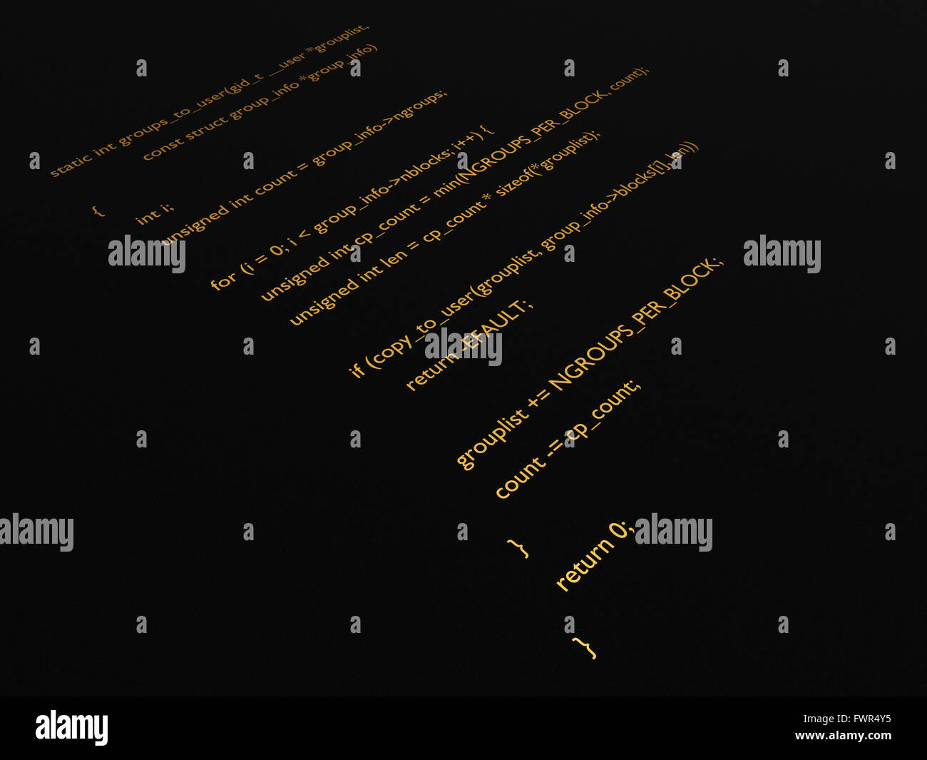 Le code de programmation d'or imprimés sur un fond sombre. Banque D'Images