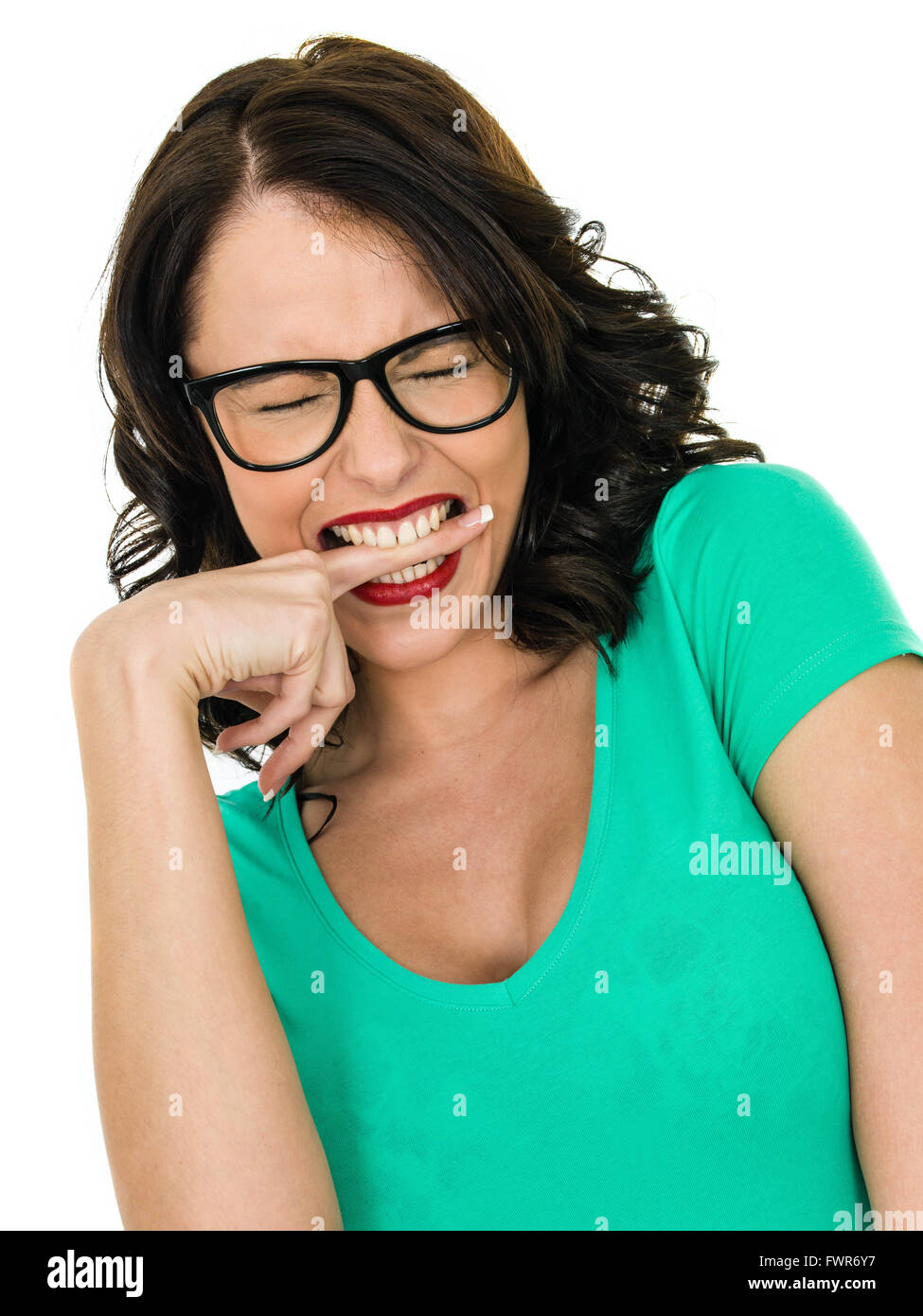 Jeune femme en colère de mordre son doigt dans la frustration portant des lunettes isolé sur fond blanc Banque D'Images