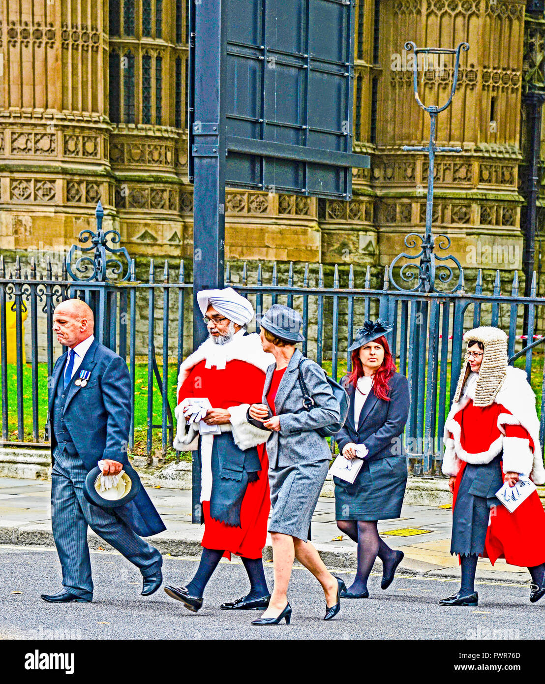 Les juges et QCs, entièrement vêtu, venant de l'assemblée annuelle de juges dans l'abbaye de Westminster, marquant le début de l'année juridique Banque D'Images