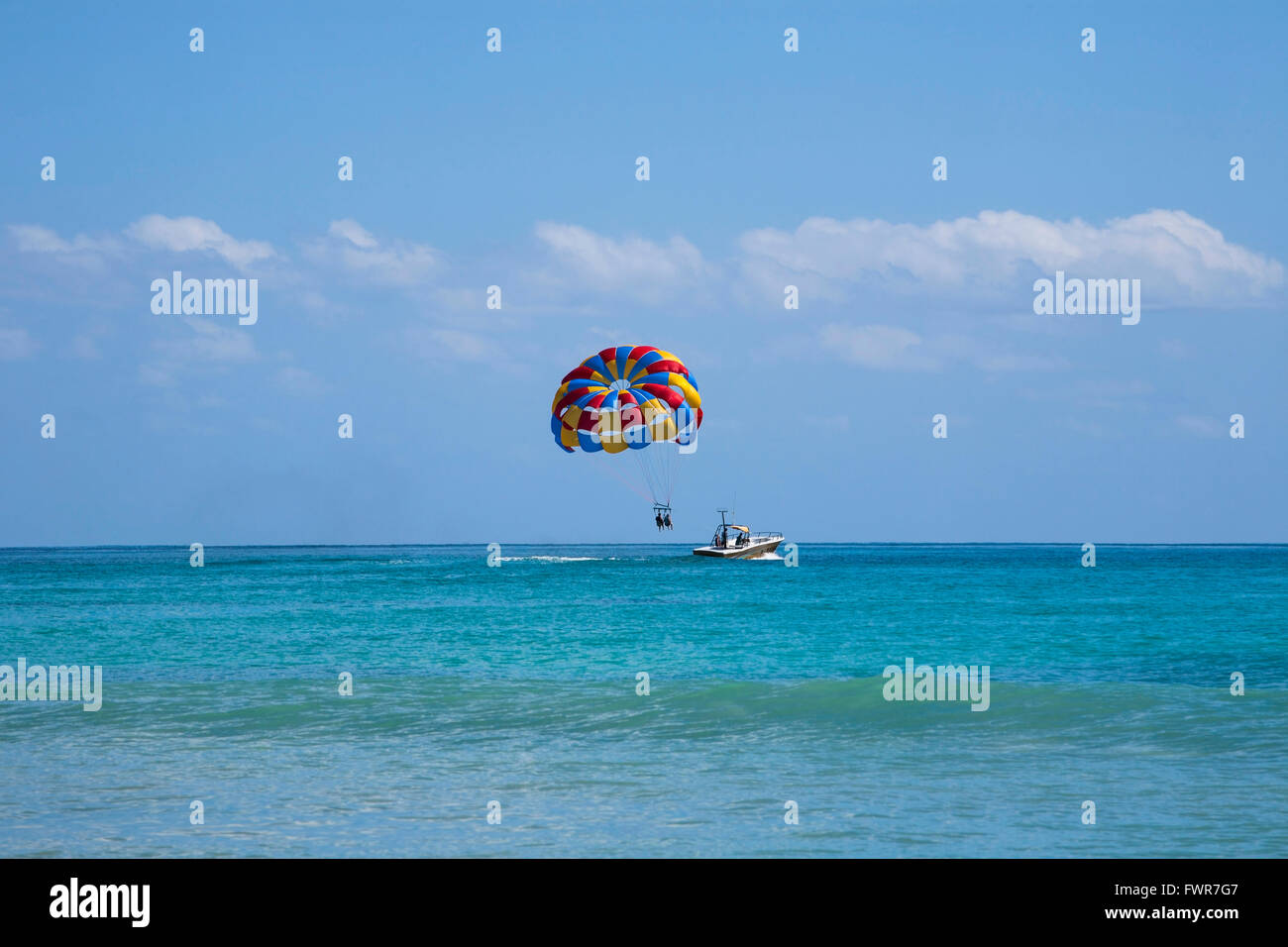 Le parachute ascensionnel sur la mer des Caraïbes, Playa del Carmen, Quintana Roo, Riviera Maya, Mexique Banque D'Images