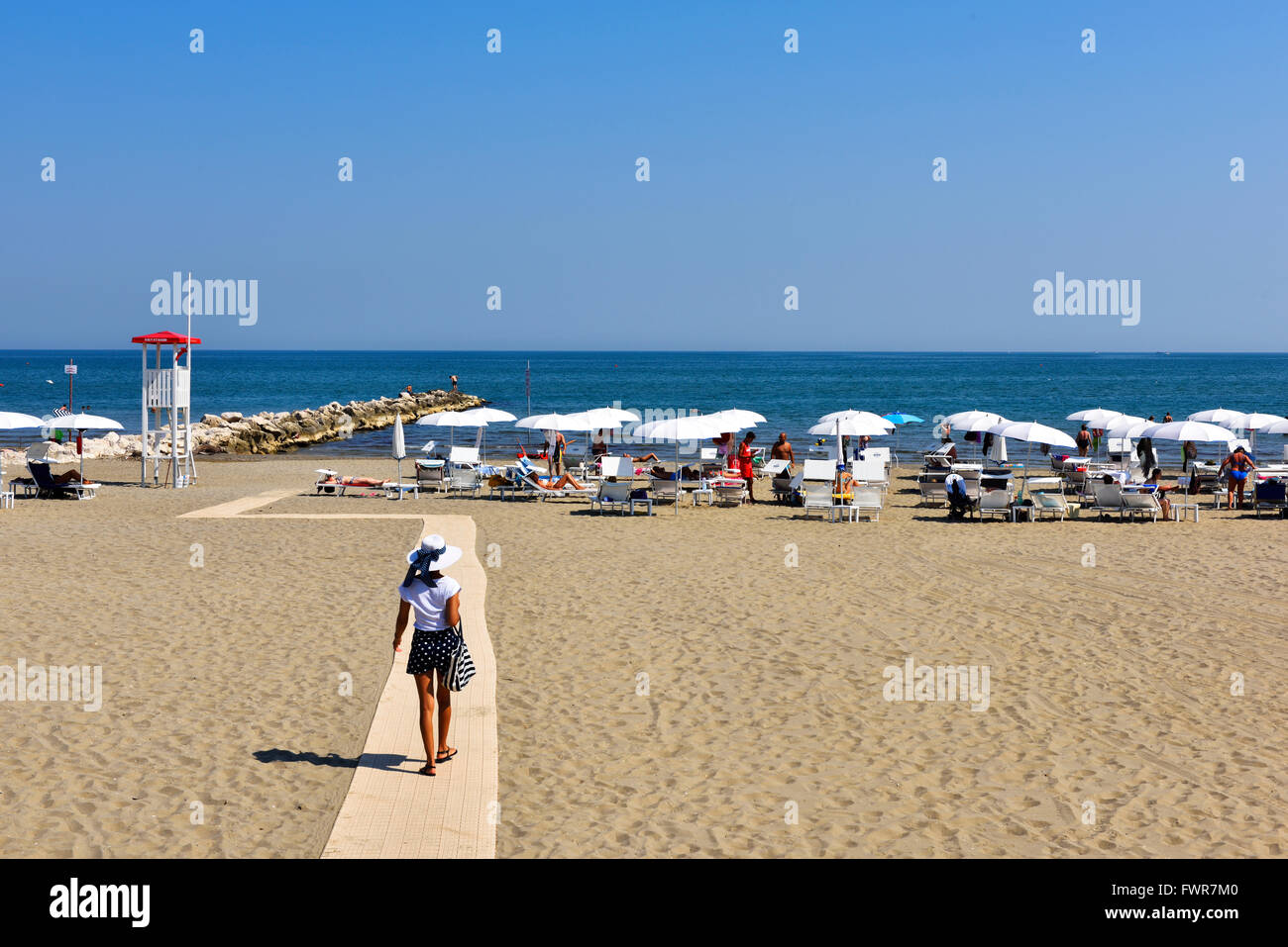 Femme marche sur la plage, à Lido di Venezia City Beach, Venice, Veneto, Italie Banque D'Images