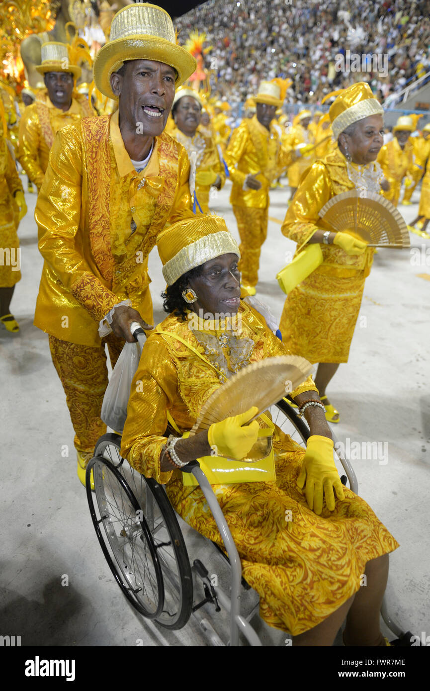 Vieille Femme dans un fauteuil roulant, défilé de l'école de samba Beija Flor de Nilópolis, carnaval 2016 dans le Sambadrome, Rio de Janeiro Banque D'Images