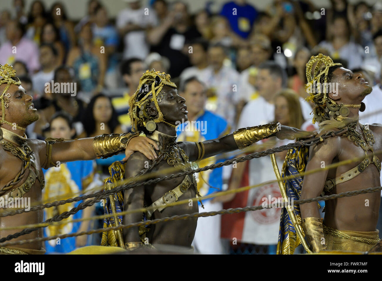 Ses danseurs comme esclaves, défilé de l'école de samba Beija Flor de Nilópolis, carnaval 2016 dans le Sambadrome, Rio de Janeiro Banque D'Images