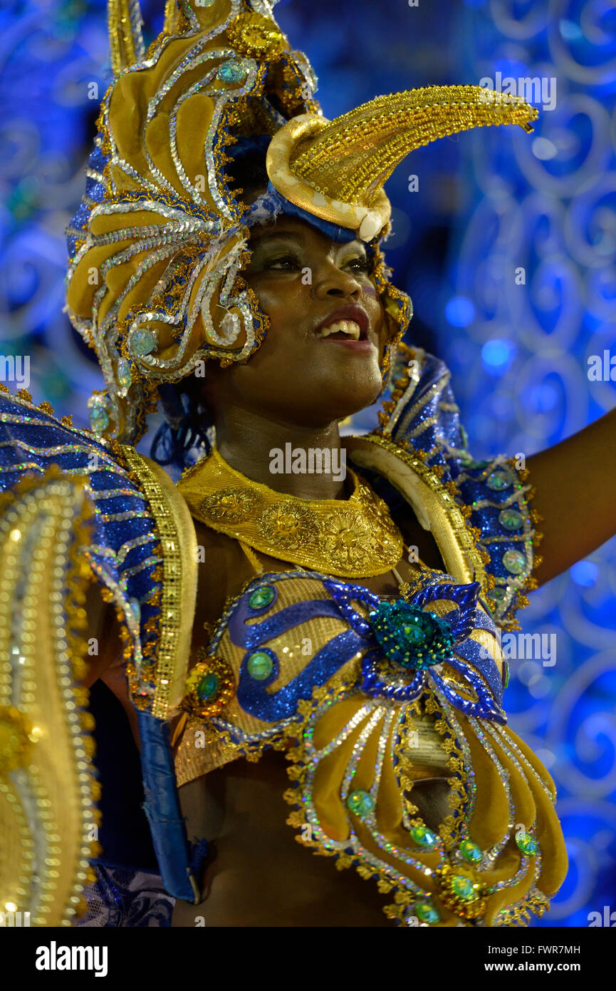 Danseuse de Samba sur un flotteur allégories vêtue comme une mouche, défilé de l'école de samba Beija Flor de Nilópolis Banque D'Images