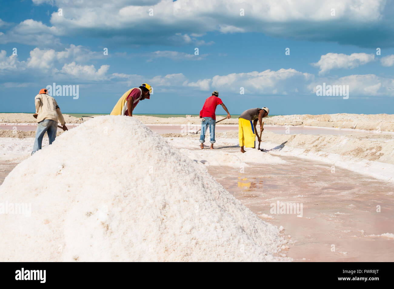 Les hommes travaillant à Manaure Wayuu mine de sel, à La Guajira, Colombie Banque D'Images