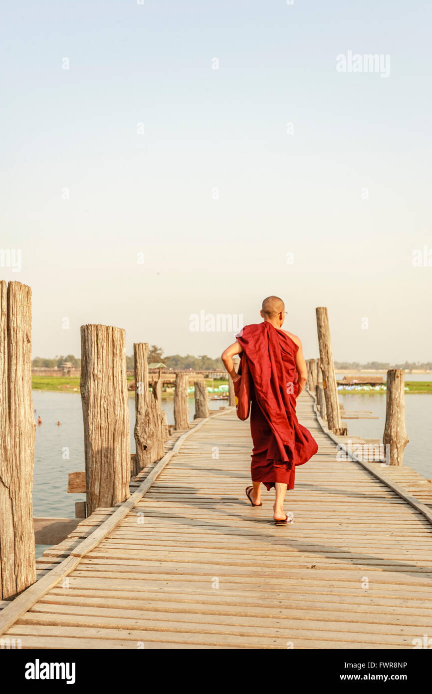 MANDALAY, MYANMAR - Dec 14 : Myanmar monks promenade sur le pont U Bein où est le plus ancien et le plus long pont en bois de teck dans le monde Banque D'Images