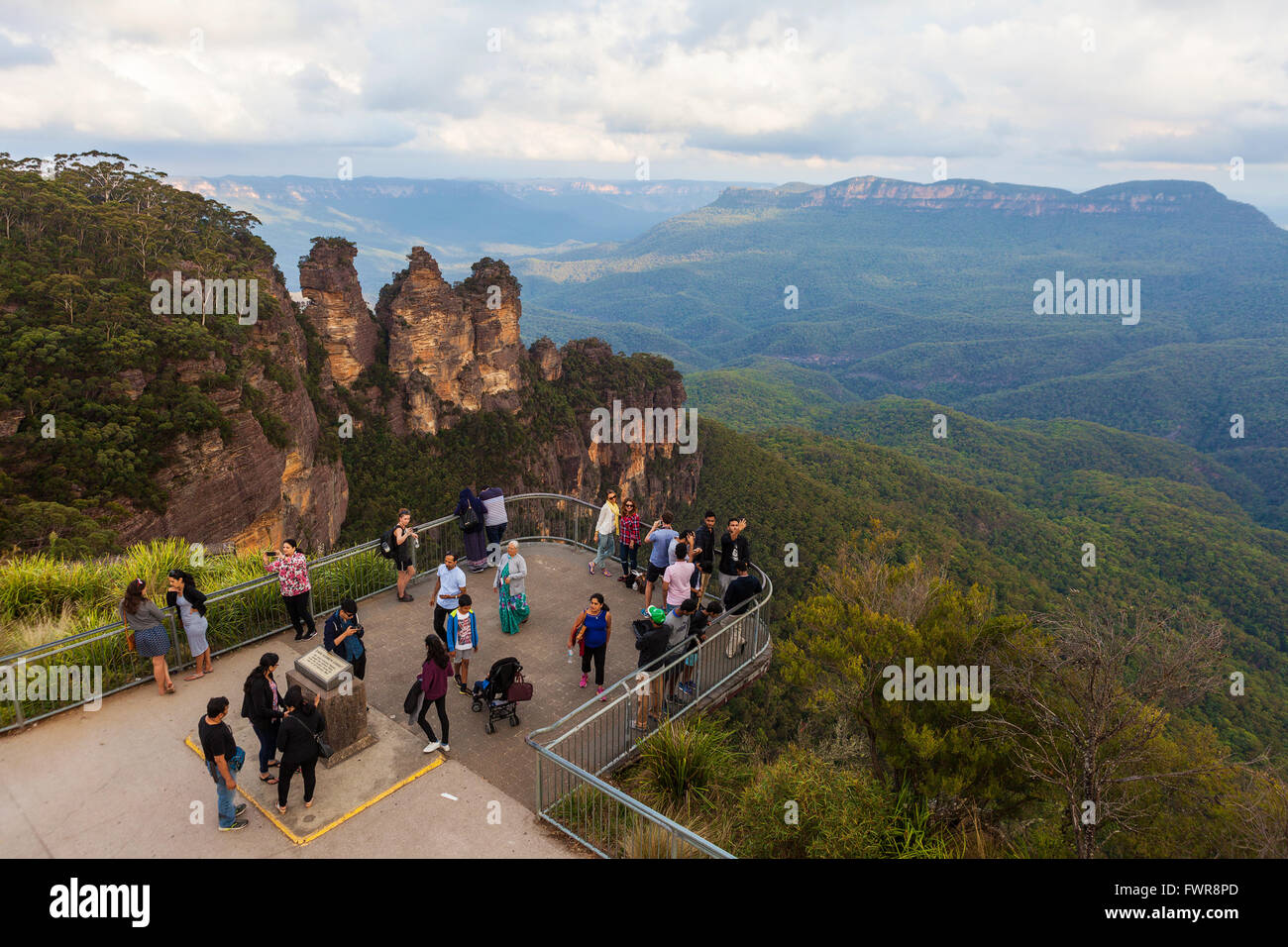 Les touristes profitant de la vue sur les célèbres Trois Soeurs rock formation d'Echo Point Lookout. Katoomba, New South Wales, Australie Banque D'Images
