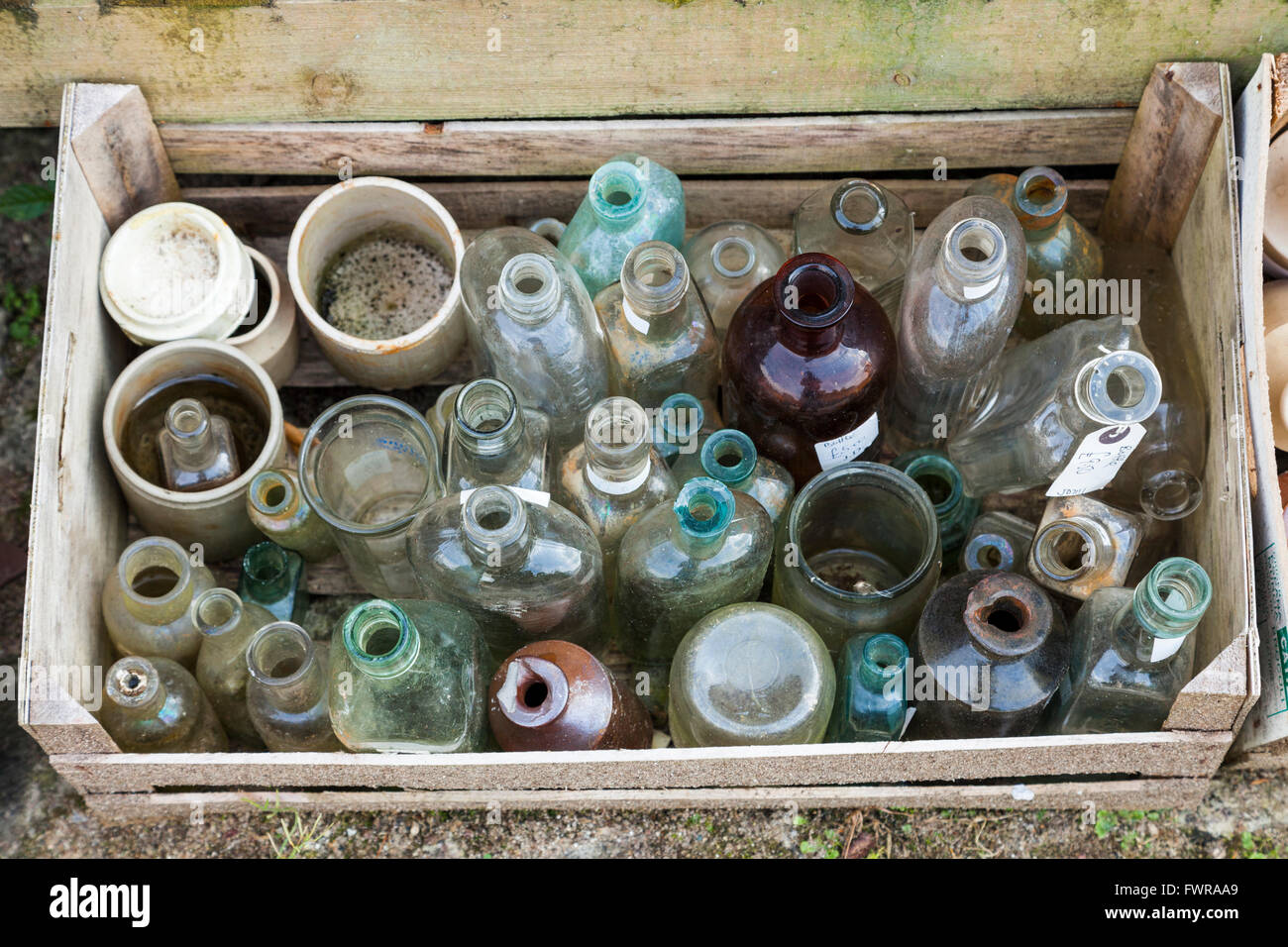 Des caisses en bois ou carton de vieilles bouteilles en verre et en grès, UK Banque D'Images