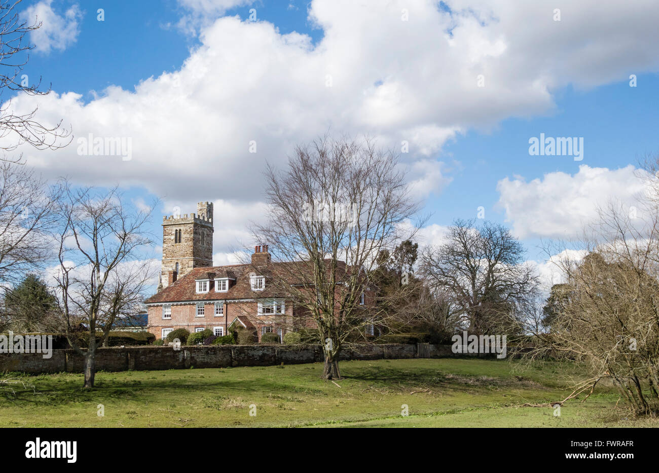 Harbridge maison avec la tour de l'église All Saints dans l'arrière-plan, New Forest, Hampshire, Angleterre District, UK Banque D'Images