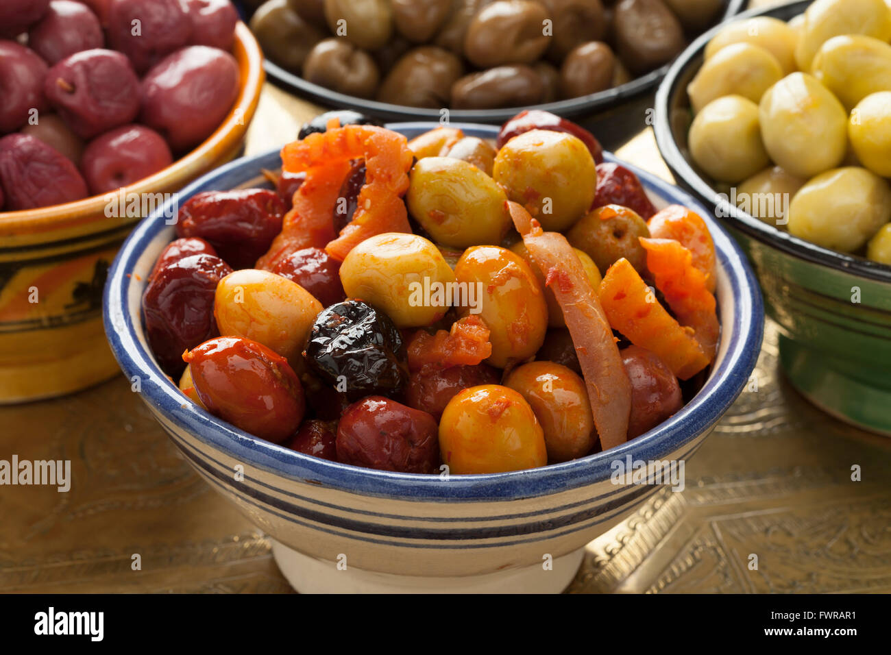 Variété d'olives marocaines confites dans des bols pour une collation close up Banque D'Images