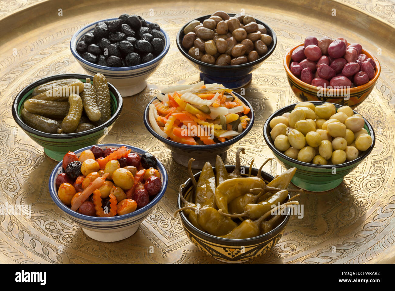 Variété d'olives marinées marocain et les légumes dans des bols pour un casse-croûte Banque D'Images