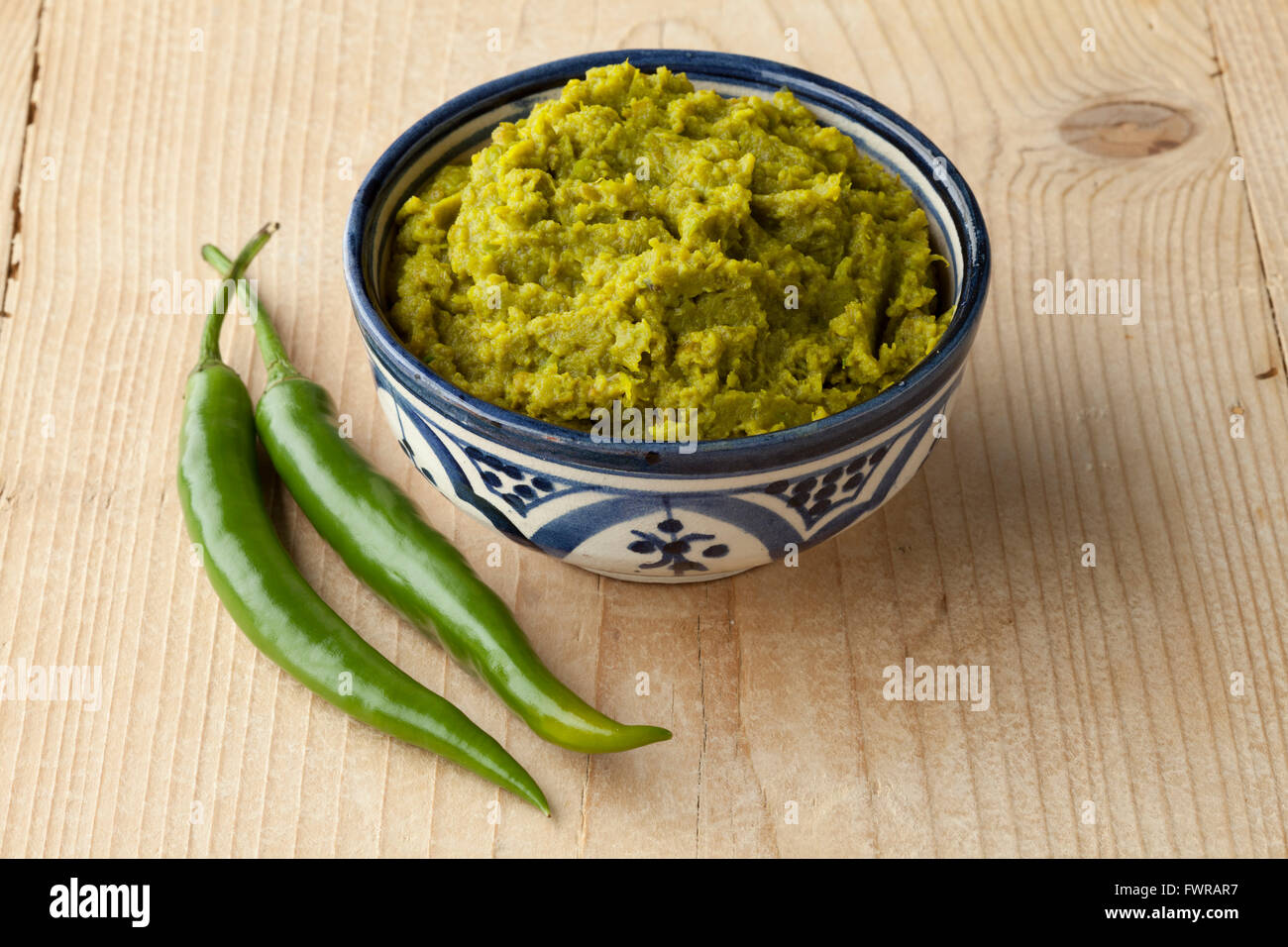 Bol avec harissa Marocain vert et piment vert Banque D'Images