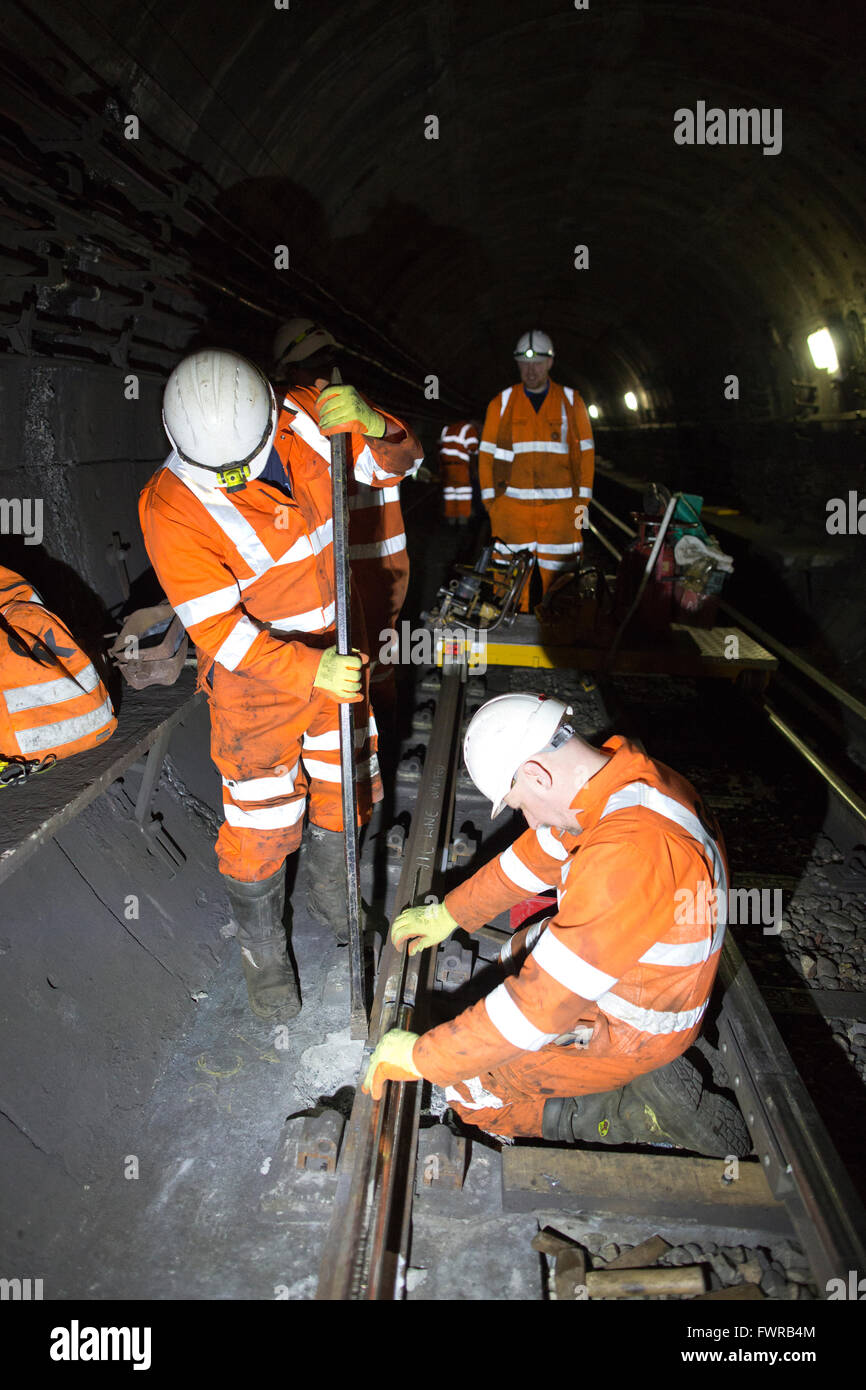 Préparer les ingénieurs les composants de la voie de remplacement avant d'utiliser la soudure aluminothermique sur London Underground rail track, Londres, UK Banque D'Images