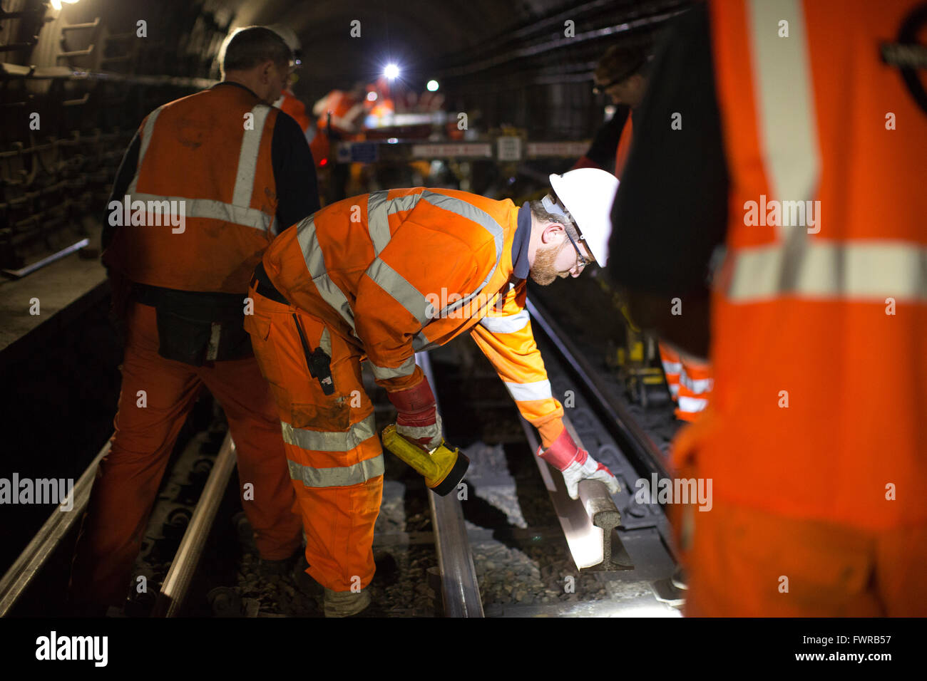 Préparer les ingénieurs les composants de la voie de remplacement avant d'utiliser la soudure aluminothermique sur London Underground rail track, Londres, UK Banque D'Images