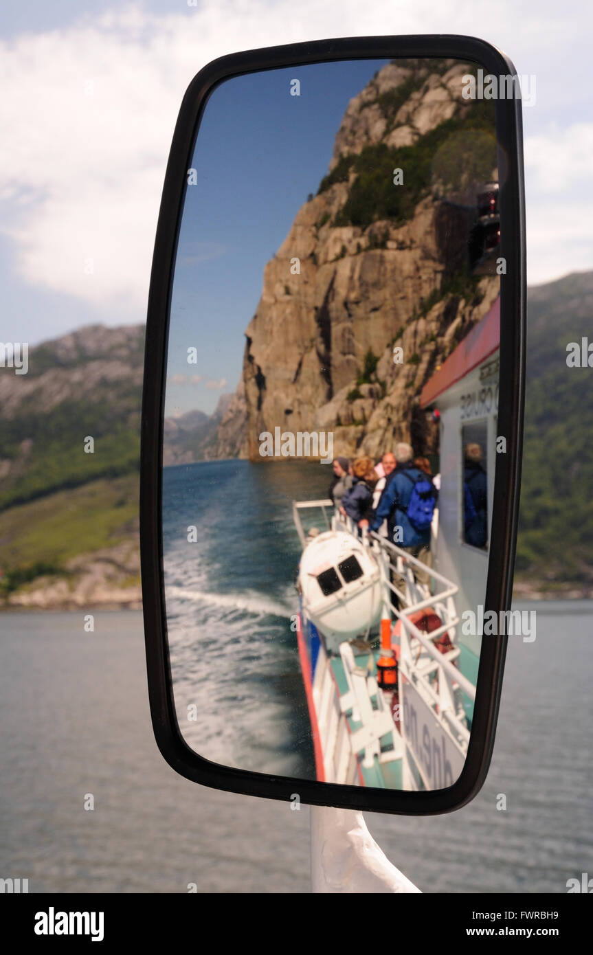 Reflets dans le miroir d'un bateau. Banque D'Images