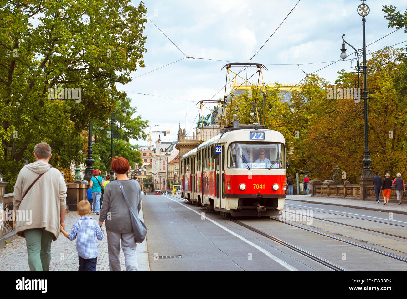 PRAGUE, RÉPUBLIQUE TCHÈQUE - 25 août 2015 : vieux tram Skoda sur le pont des légions (la plupart legii) dans le district Strelecky Banque D'Images