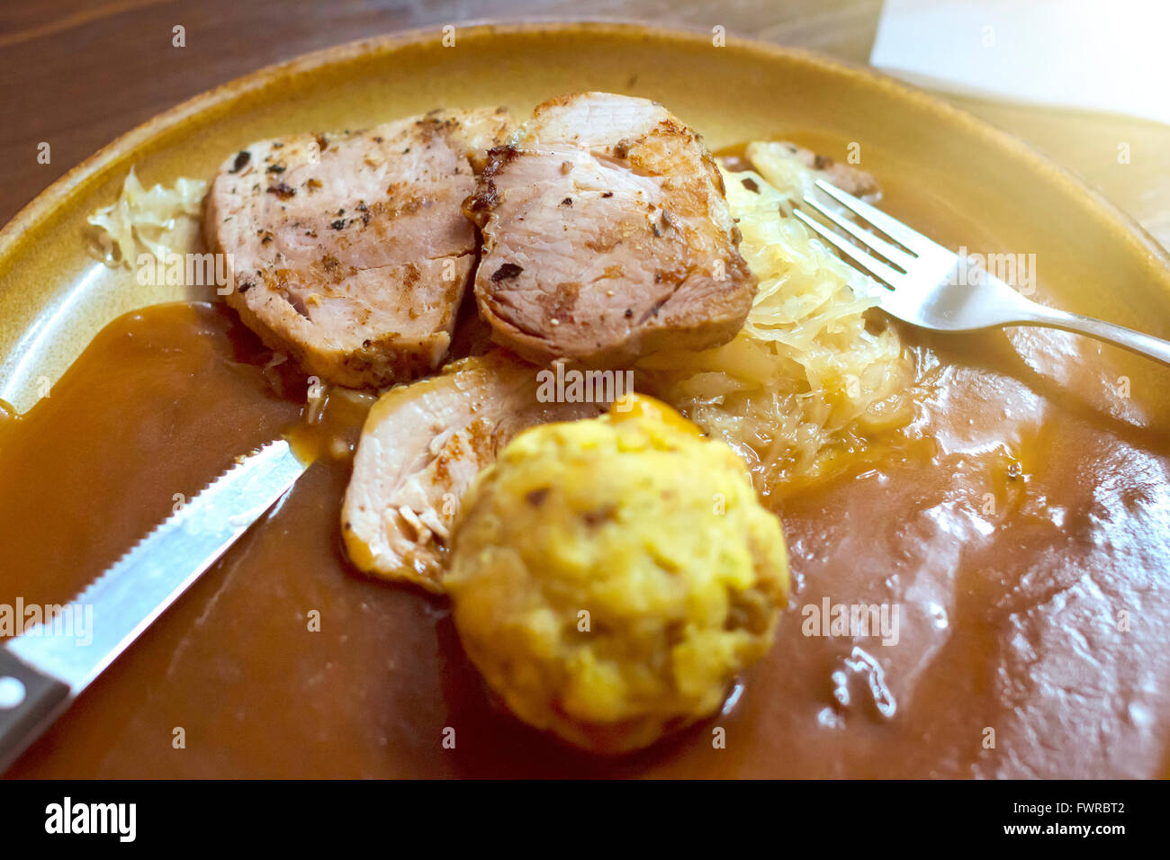 PRAGUE, RÉPUBLIQUE TCHÈQUE - 25 août 2015 : plat de viande appétissante cuisine tchèque national est sur la table dans un restaurant local Banque D'Images