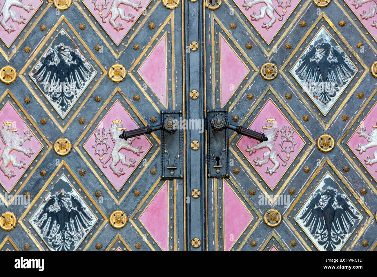 Les portes de la Basilique St Pierre et Paul, un symbole de l'Etat tchèque - un lion tchèque à deux queues et des Přemyslides, eagle de Vysehrad Prague République Tchèque Banque D'Images